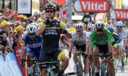 Le Néerlandais Dylan Groenewegen remporte la 7e étape du Tour de France, le 13 juillet 2018 à Chartres