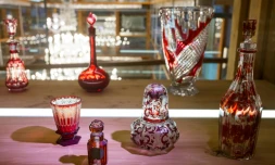 Des pièces en cristal peintes en rouge exposées dans le cadre de l'exposition "Le Verre" organisée par la Fondation d'entreprise Hermès à La Grande Place - Musée du Cristal Saint Louis, le 2 février 2024 à Saint-Louis-lès-Bitche, en Moselle