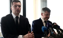 Le président du Rassemblement national Jordan Bardella, à gauche, avec à sa droite le candidat RN à la mairie de Marseille Franck Allisio, le 6 mars 2025, à Marseille