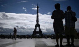 Des touristes contemplent la Tour Eiffel de la Place du Trocadéro à Paris, le 3 août 2017
La fréquentation touristique en France a bondi au deuxième trimestre