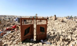 Des habitants recherchent des corps dans les décombres de leurs maisons aprÚs un séisme, au village de Siah Ab dans la province de Herat en Afghanistan, le 8 octobre 2023