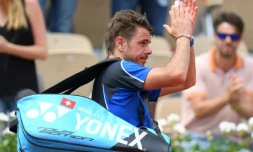 Stanislas Wawrinka salue ses fans à l'issue de sa défaite devant Guillermo García-López, pour son retour à Roland-Garros, le 28 mai 2018