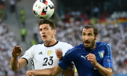 Duel aérien entre l'attaquant alllemand Mario Gomez et le défenseur italien Giorgio Chiellini en quart de finale de l'Euro, le 2 juillet 2016 à Bordeaux