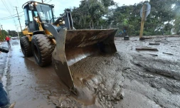 Un bulldozer dégage la boue sur une route prè de Montecito, en Californie, le 9 janvier 2018
