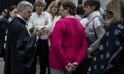 L'avocat des plaignants, Me Christophe LÚguevaques aux cÎtés de certains de ses clients, à Villeurbanne le 3 décembre 2018