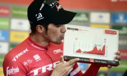 Alberto Contador impérial savoure sa victoire dans la 20e étape de "La Vuelta" au sommet de l'Angliru, le 9 septembre 2017