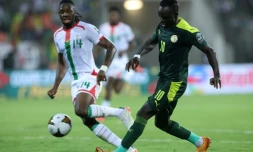 L'attaquant du Sénégal Sadio Mané (d) marque le troisième but de son équipe devant le défenseur du Burkina Faso Issoufou Dayo en demi-finale de la CAN, le 2 février 2022 à Yaoundé 