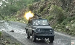 Image tirée d'une vidéo publiée par le centre médiatique d'Ansarullah le 7 octobre 2026 montrant un combattant houthi tirant avec une mitrailleuse montée sur un camion lors d'une progression contre les troupes du gouvernement yéménite dans la région de Taëz, selon les médias houthis