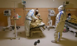 Des personnels soignants s'occupent de patients atteints du coronavirus, le 9 juin 2020 dans un hĂŽpital de New Delhi