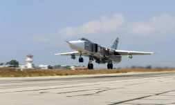 Un bombardier russe Sukhoi Su-24 décolle de la base aérienne de Hmeimim dans la province de Lattaquié le 3 octobre 2015