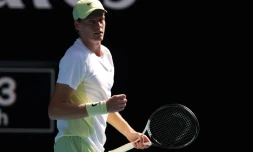L'Italien Jannik Sinner célèbre sa victoire face au Chilien Nicolas Jarry au premier tour de l'Open d'Australie, à Melbourne, le 13 janvier 2025