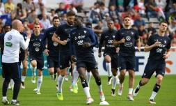 Les joueurs de l'équipe de France s'échauffent avant un match d'entraînement avec les U19 de Bayonne, le 21 mai 2016 au stade Aguilera