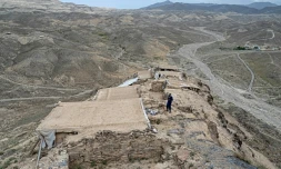 Un taliban monte la garde le 17 mai 2022 sur le site de la cité bouddhiste millénaire Mes Aynak dans l'est de l'Afghanistan