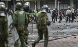 Des manifestants lancent des pierres sur les policiers à Nairobi, le 25 juin 2025 au Kenya