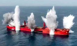 Photo diffusée par le Centre des médias Huthi Ansarullah du Yémen, le 8 juillet 2025, montrant des explosions autour du navire battant pavillon libérien Magic Seas, attaqué en mer par des combattants affiliés aux Houthis
