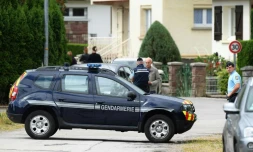 Des gendarmes près du domicile de Murielle Bolle, le 28 juin 2017 à Granges-sur-Vologne dans les Vosges