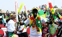 Scène de liesse des supporters sénégalais assistant, sur écran géant, au match contre le Japon depuis une fan zone à Dakar, le 24 juin 2018