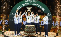 Jannik Sinner soulève la Coupe Davis au milieu de l'équipe d'Italie, victorieuse de l'édition 2024, le 6 novembre 2024 à Malaga