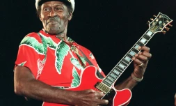 Le guitariste américain Chuck Berry joue en solo lors de son concert le 17 juillet 1998 à Nice