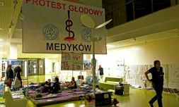 Des internes polonais font une grève de la faim afin de réclamer pour leur secteur une hausse massive de financement, à Varsovie, le 27 octobre 2017