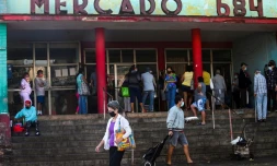 Des personnes font la queue pour acheter de la nourriture devant un magasin, le 7 février 2022 à La Havane, à Cuba