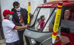 Des sympathisants du candidat de gauche radicale Pedro Castillo à Tacabamba, dans la région du Cajamarca, dans le nord-est du Pérou, le 4 juin 2021