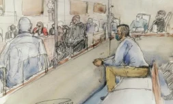 Ce croquis réalisé le 31 janvier 2022 au palais de justice montre l&rsquo;accusé Nordahl Lelandais écoutant le tribunal  des assises de Grenoble lors de son procès pour enlèvement et meurtre de Maelys de Araujo, une fillette de huit ans, un meurtre qu&rsquo;il a admis être une « erreur ».