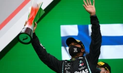 Le pilote britannique Lewis Hamilton célèbre sa victoire au GP de F1 de Portimao, au Portugal, le 25 octobre 2020