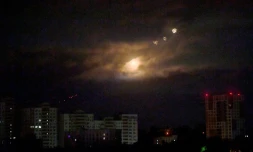 Des drones explosent alors qu'ils sont détruits par la défense aérienne ukrainienne lors d'une attaque nocturne massive sur la capitale ukrainienne, Kiev, le 30 septembre 2024