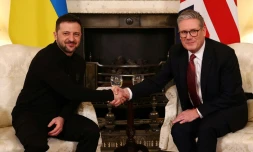 Le Premier ministre britannique Keir Starmer (à droite) serre la main du président ukrainien Volodymyr Zelensky lors d'un entretien bilatéral à Londres, le 1er mars 2025