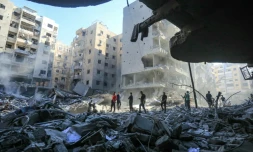 Des habitants dans les décombres de bâtiments détruits par les frappes israéliennes qui ont tué le chef du Hezbollah Hassan Nasrallah, dans la banlieue sud de Beyrouth, le 29 septembre 2024