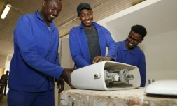 Des réfugiés s'entraînent à des travaux de la plomberie à Meaux, près de Paris, le 30 mai 2017