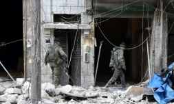 Des soldats des forces pro-gouvernementales le 11 décembre 2016 à al-Maadi quartier est d'Alep