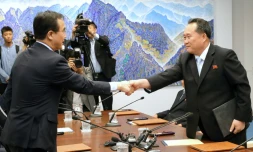 Le ministre sud-coréen de l'Unification Cho Myoung-gyon et son homologue nord-coréen Ri Son Gwon se rencontrent à Panmunjom dans la zone démilitarisée, le 1er juin 2018