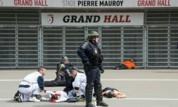 Des policiers et des secouristes participent à une simulation d'attentat devant le stade Pierre Mauroy à Lille le 21 avril 2016