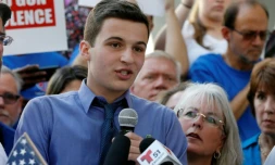 Le lycéen Cameron Kasky s'exprime le 17 février 2018 à Fort Lauderdale en Floride