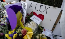 Des messages et des fleurs sur le mémorial improvisé dédié à Alex Pretti, à Minneapolis, dans le Minnesota, le 29 janvier 2026