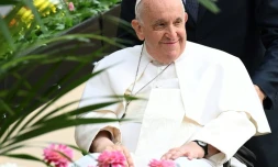 Le pape François arrive à la basilique Saint-Etienne de Budapest, en Hongrie, le 28 avril 2023