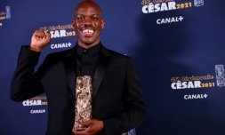 Jean-Pascal Zadi remporte le prix du meilleur espoir masculin lors de la 46e édition des Césars à l'Olympia à Paris le 12 mars 2021