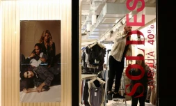 Des commerçants affichent une banniÚre annonçant les soldes d'hiver la veille de leur lancement le 9 janvier 2024 à Strasbourg