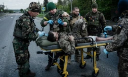 Des soldats ukrainiens évacuent un blessé près de Lyssytchansk, dans l'est de l'Ukraine, le 10 mai 2022