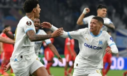 Le Marseillais Luis Henrique (g) vient d'inscrire le tir au but de la qualification contre Benfica en quart de finale retour de la Ligue Europa, le 18 avril 2024 au Stade Vélodrome