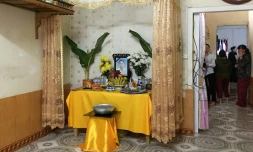 Un portrait de Pham Thi Tra My, 26 ans, morte dans un camion alors qu'elle tentait d'entrer illégalement au Royaume-Uni, sur un autel dans la maison de ses parents dans la province de Ha Tinh au Vietnam le 26 octobre 2019