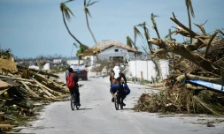 Des habitants de Marsh Harbour constatent les dégùts le 5 septembre 2019