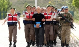 Un ancien chef de l'armée de l'air, Akin Öztürk, accusé d'avoir participé au coup d'Etat manqué du 15 juillet, est conduit à son procès, dans une prison près d'Ankara, le 22 mai 2017