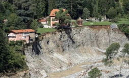 Le village de Saint-Martin-Vesubie au bord du précipice, le 3 octobre 2020, après les violentes crues qui ont affecté l'arrière-pays niçois