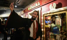 Un homme en robe de sorcier dans le nouveau magasin Harry Potter de New York, le 3 juin 2021