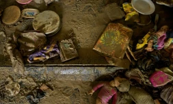 Des effets personnels refont surface, aprÚs la décrue, dans une maison de Denham Springs, le 17 août 2016