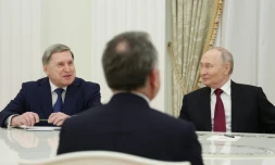 Sur cette photo distribuée par l'agence publique russe Spoutnik, le président russe Vladimir Poutine et le conseiller diplomatique du Kremlin Iouri Ouchakov lors d'une rencontre avec l'émissaire américain Steve Witkoff, le 2 décembre 2025 à Moscou