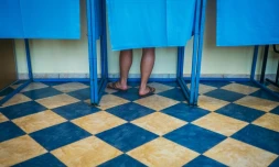 Un homme entrain de voter pour un référendum visant à inscrire dans la Constitution l'interdiction des marriages gays à Clinceni en Roumanie le 7 octobre 2018